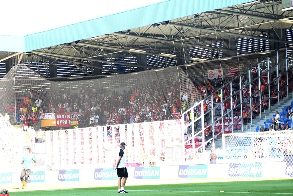 Βικτόρια Πλζεν-Ολυμπιακός: Δυναμική η «ερυθρόλευκη» εξέδρα (photos)