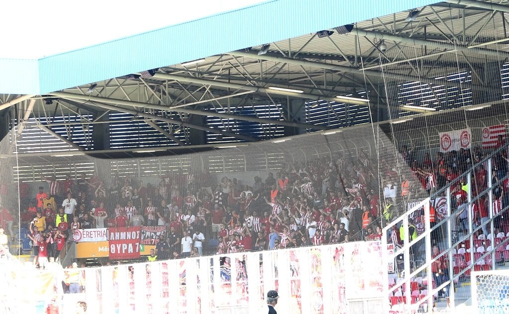 Βικτόρια Πλζεν-Ολυμπιακός: Δυναμική η «ερυθρόλευκη» εξέδρα (photos)