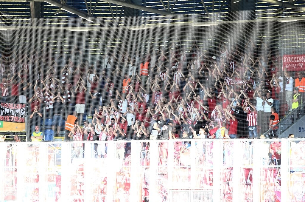 Βικτόρια Πλζεν-Ολυμπιακός: Δυναμική η «ερυθρόλευκη» εξέδρα (photos)