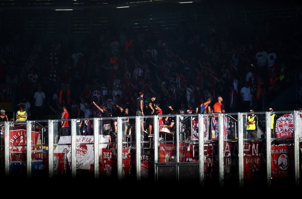 Βικτόρια Πλζεν-Ολυμπιακός: Δυναμική η «ερυθρόλευκη» εξέδρα (photos)