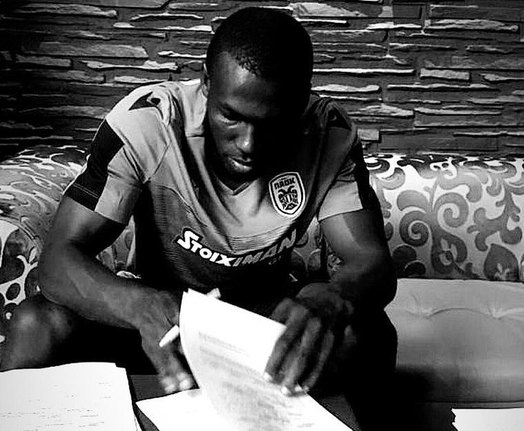 Ο Εσίτι την ώρα των υπογραφών...