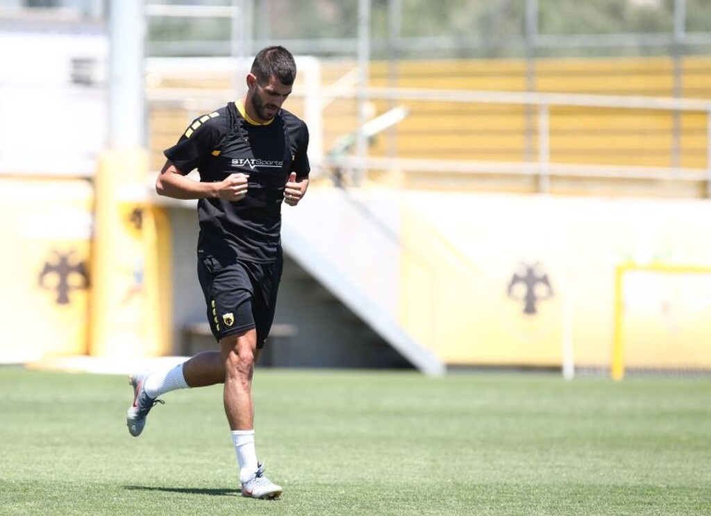 Στο φιλικό με τη Λαμία, είχε δηλωθεί στο φύλλο αγώνα με το «5», και αν δεν... αποχωρήσει από την ΑΕΚ ο κάτοχος του «9» δεν αποκλείεται να μείνει με αυτό.