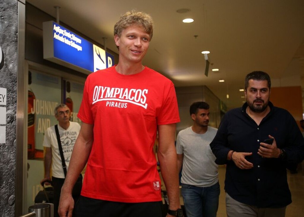 Έφτασε ο... καθυστερημένος Κουζμίνσκας για τον Ολυμπιακό