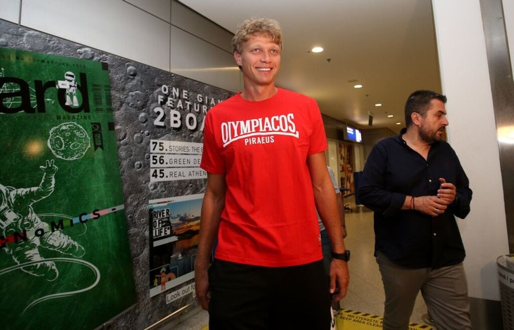 Έφτασε ο... καθυστερημένος Κουζμίνσκας για τον Ολυμπιακό