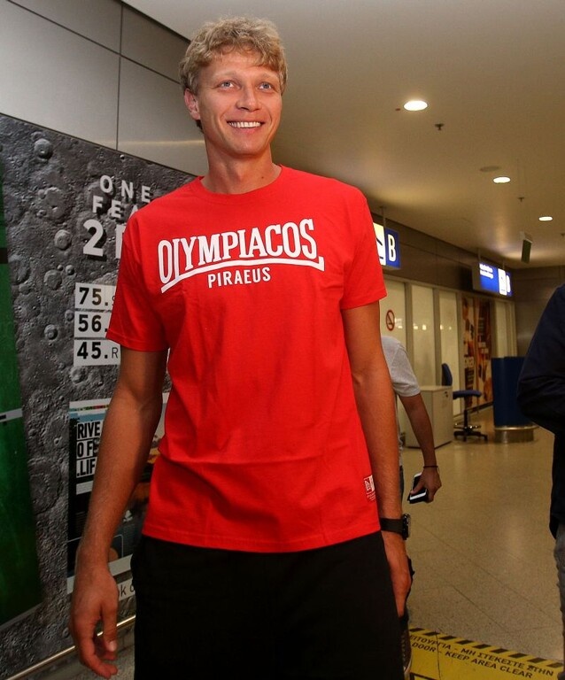 Έφτασε ο... καθυστερημένος Κουζμίνσκας για τον Ολυμπιακό