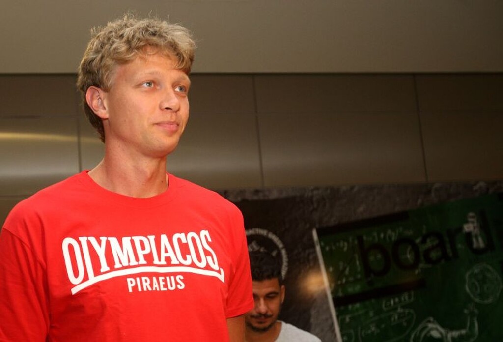 Έφτασε ο... καθυστερημένος Κουζμίνσκας για τον Ολυμπιακό