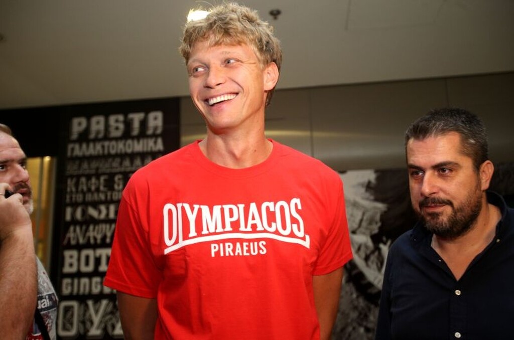 Έφτασε ο... καθυστερημένος Κουζμίνσκας για τον Ολυμπιακό