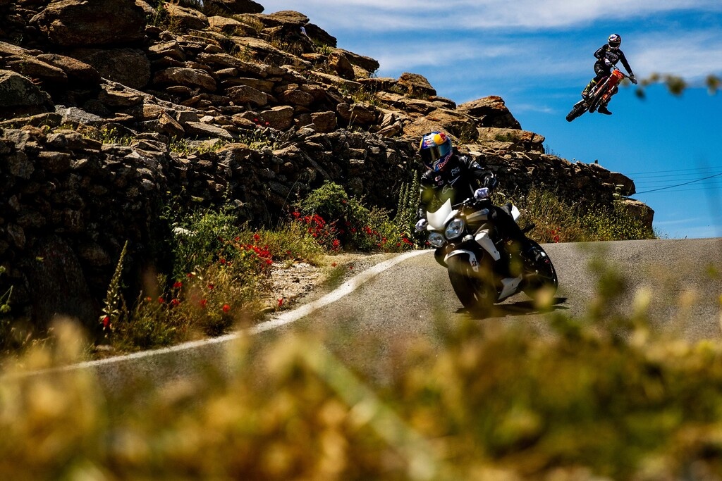 O Robbie Maddison οδηγεί τη μοτοσυκλέτα του μέσα στη θάλασσα της Μυκόνου!