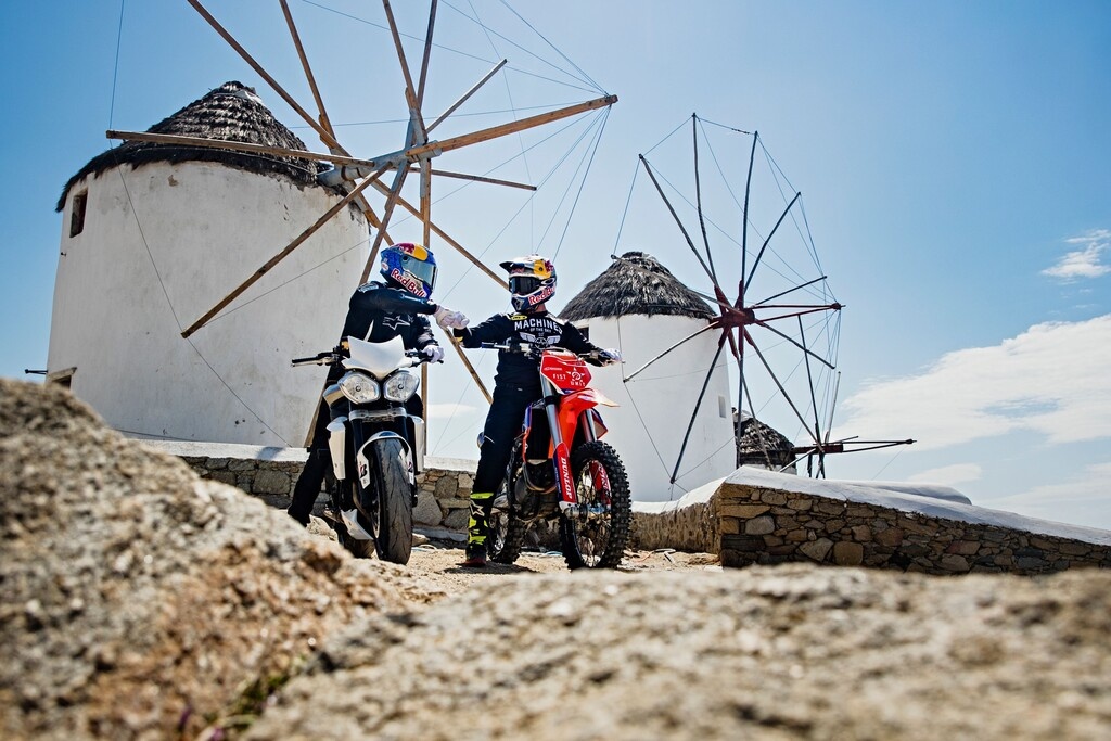 O Robbie Maddison οδηγεί τη μοτοσυκλέτα του μέσα στη θάλασσα της Μυκόνου!