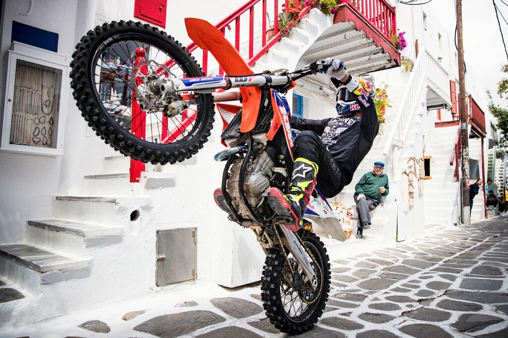 O Robbie Maddison οδηγεί τη μοτοσυκλέτα του μέσα στη θάλασσα της Μυκόνου!