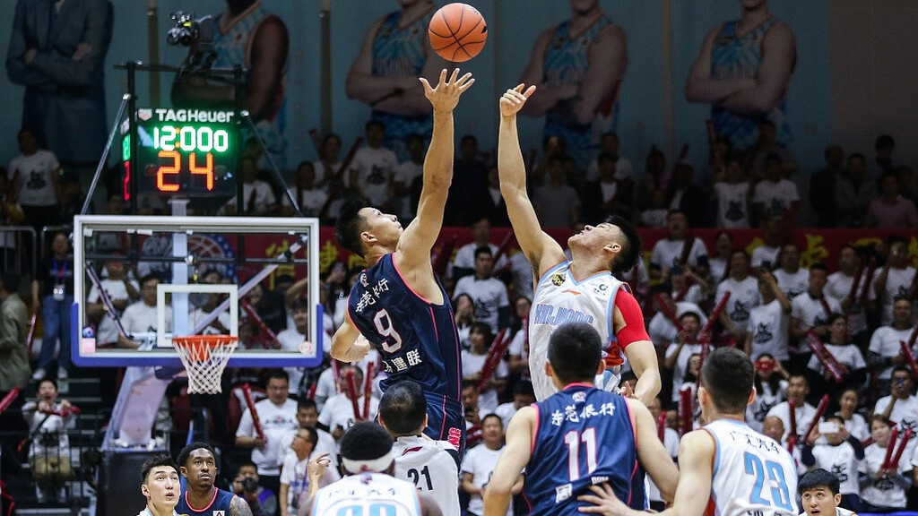 Η Κίνα μπορεί να είναι μια επιλογή για τον Μάικ Τζέιμς, εκεί όπου και πολλά χρήματα θα πάρει και μπορεί να παίξει το είδος του μπάσκετ που του αρέσει. Άλλωστε εκεί πάει και ο Τζέιμς Νάναλι, μέχρι πρότινος συμπαίκτης του στο Μιλάνο, όμως...