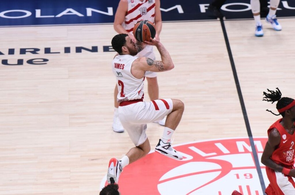 Η περίπτωση του Μάικ Τζέιμς, επίσης δεν αφήνει αδιάφορο το κλαμπ σύμφωνα με το ίδιο δημοσίευμα.