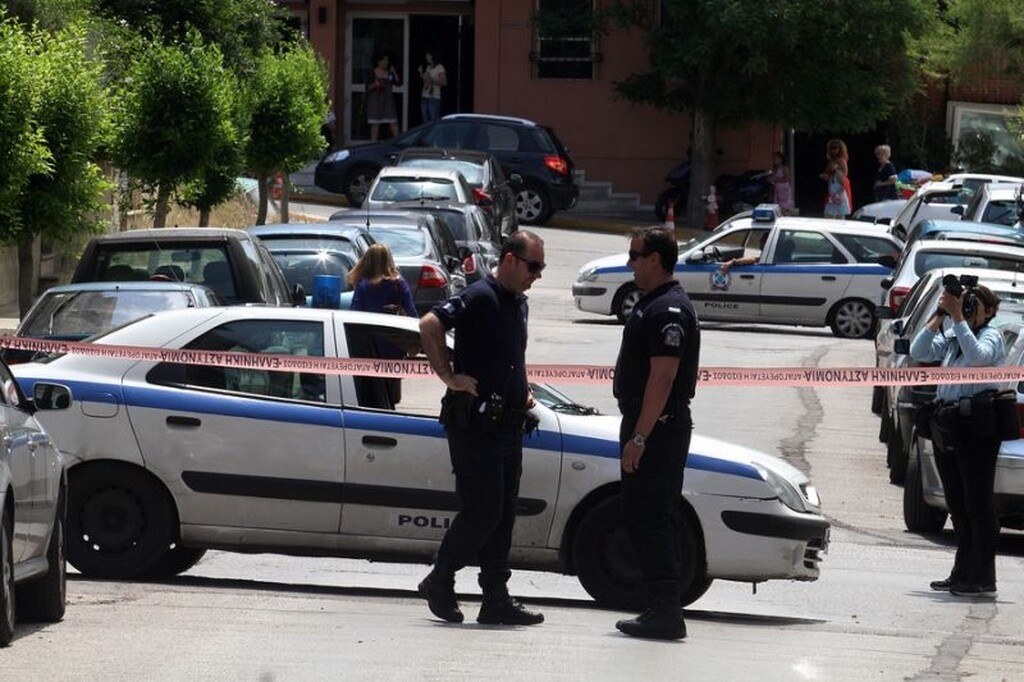 Μια 42χρονη έπεσε στο κενό, από την πολυκατοικία όπου έμενε, και βρήκε τραγικό θάνατο.