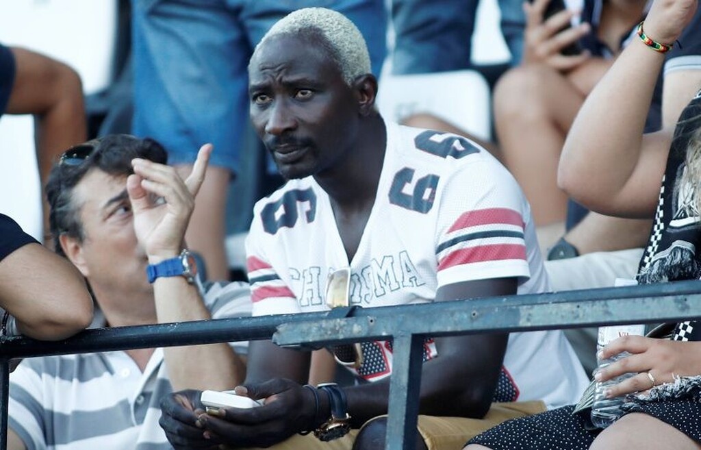 Πρόκειται φυσικά για τον Πάτρικ Ογκουνσότο! Τον Νιγηριανό ποδοσφαιριστή με τα πάρα πολλά χρόνια καριέρας στην Ελλάδα.