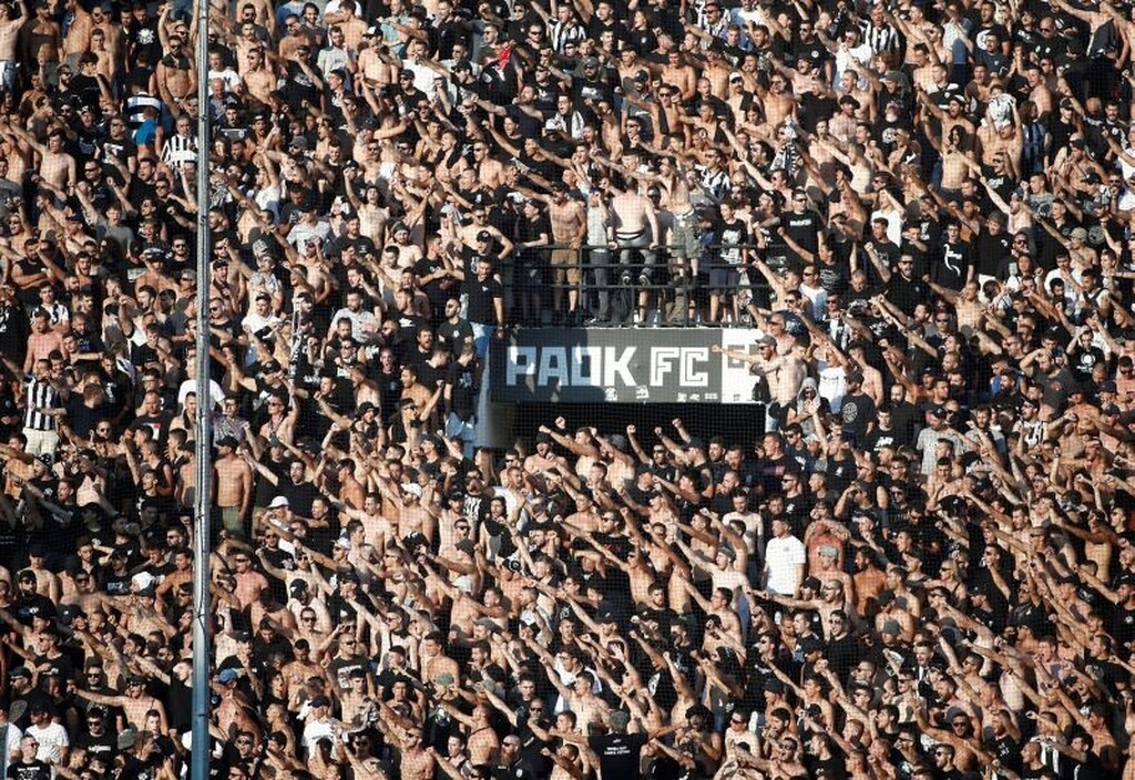 Κατάμεστη η Τούμπα για τον μεγάλο αγώνα, τόσο από τους οπαδούς του ΠΑΟΚ...