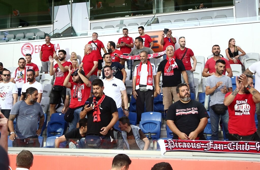 Μπασάκσεχιρ-Ολυμπιακός: Οι φίλοι των «ερυθρόλευκων» και ο Μαρινάκης στο «Φατίχ Τερίμ» (photos)