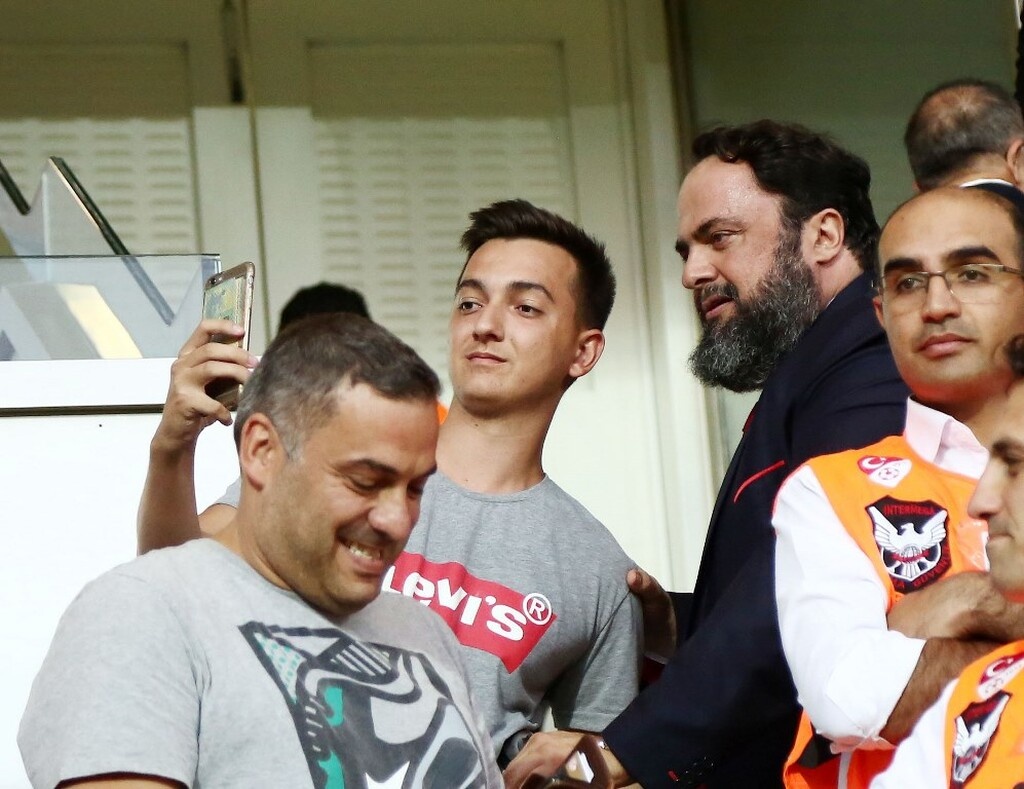 Μπασάκσεχιρ-Ολυμπιακός: Οι φίλοι των «ερυθρόλευκων» και ο Μαρινάκης στο «Φατίχ Τερίμ» (photos)