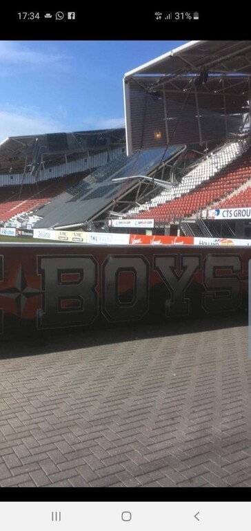 Απίστευτο! Κατέρρευσε στέγαστρο σε ολλανδικό γήπεδο (photos)