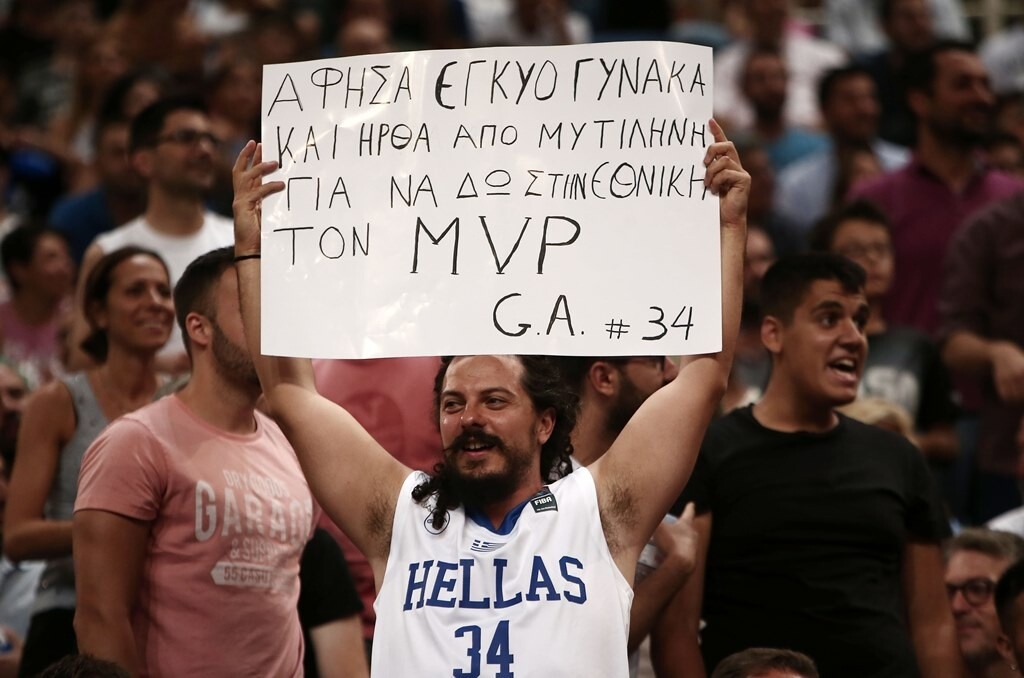 Η… θυσία οπαδού που «τρέλανε» τον Αντετοκούνμπο (photos)