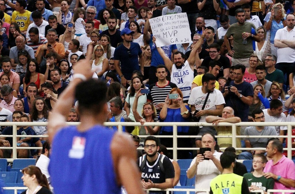 Η… θυσία οπαδού που «τρέλανε» τον Αντετοκούνμπο (photos)