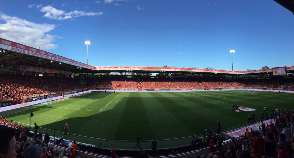 Ουνιόν Βερολίνου: Συγκινητική κίνηση των οπαδών για όσους έχουν... φύγει (photos+videos)