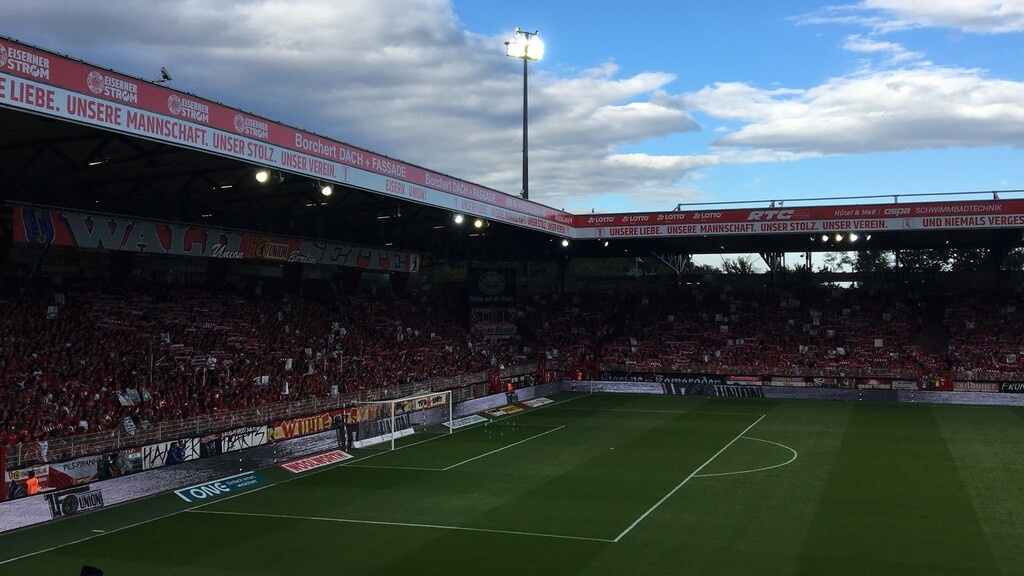 Ουνιόν Βερολίνου: Συγκινητική κίνηση των οπαδών για όσους έχουν... φύγει (photos+videos)