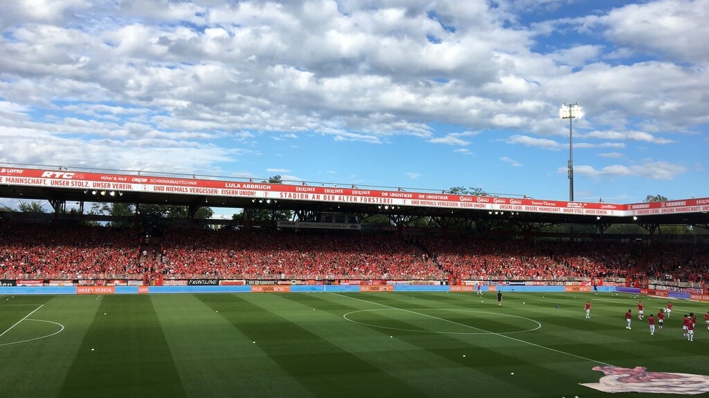 Ουνιόν Βερολίνου: Συγκινητική κίνηση των οπαδών για όσους έχουν... φύγει (photos+videos)