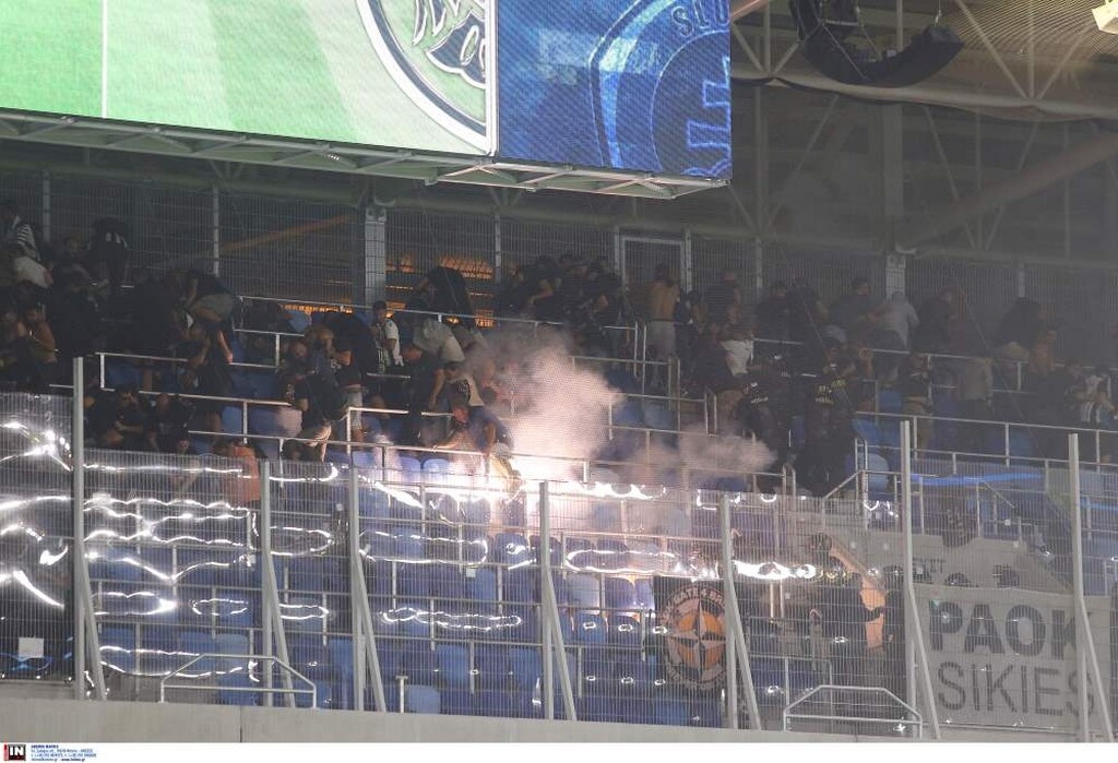 Ένταση και δακρυγόνα στην εξέδρα των οπαδών του ΠΑΟΚ! (photos)