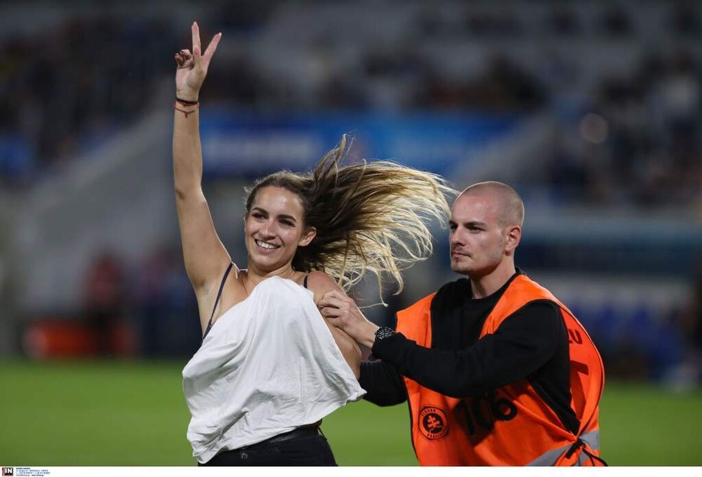 «Εισβολή» στο Σλόβαν-ΠΑΟΚ: Ξανθιά μπούκαρε και έμεινε με το σουτιέν! (photos)