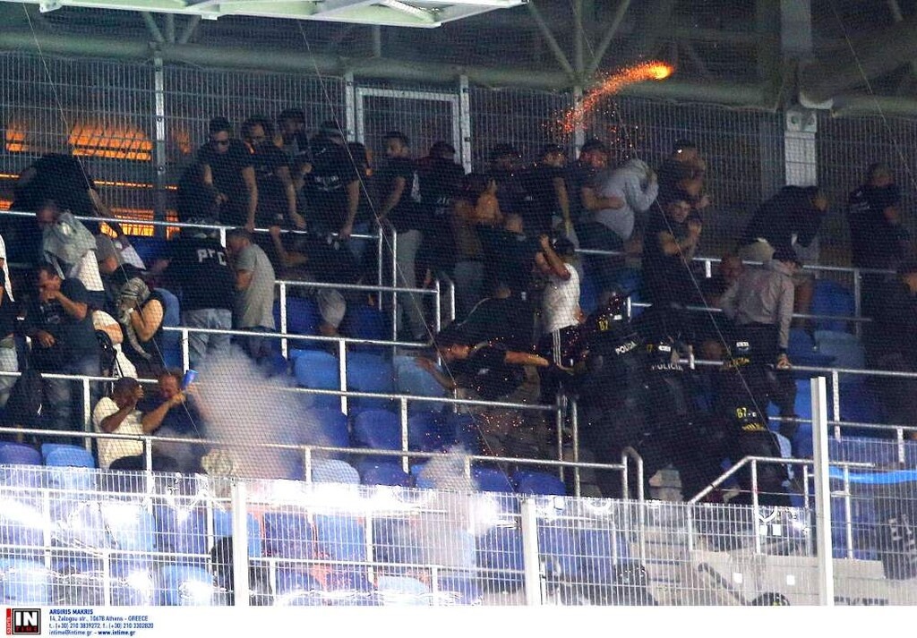 Ένταση και δακρυγόνα στην εξέδρα των οπαδών του ΠΑΟΚ! (photos)