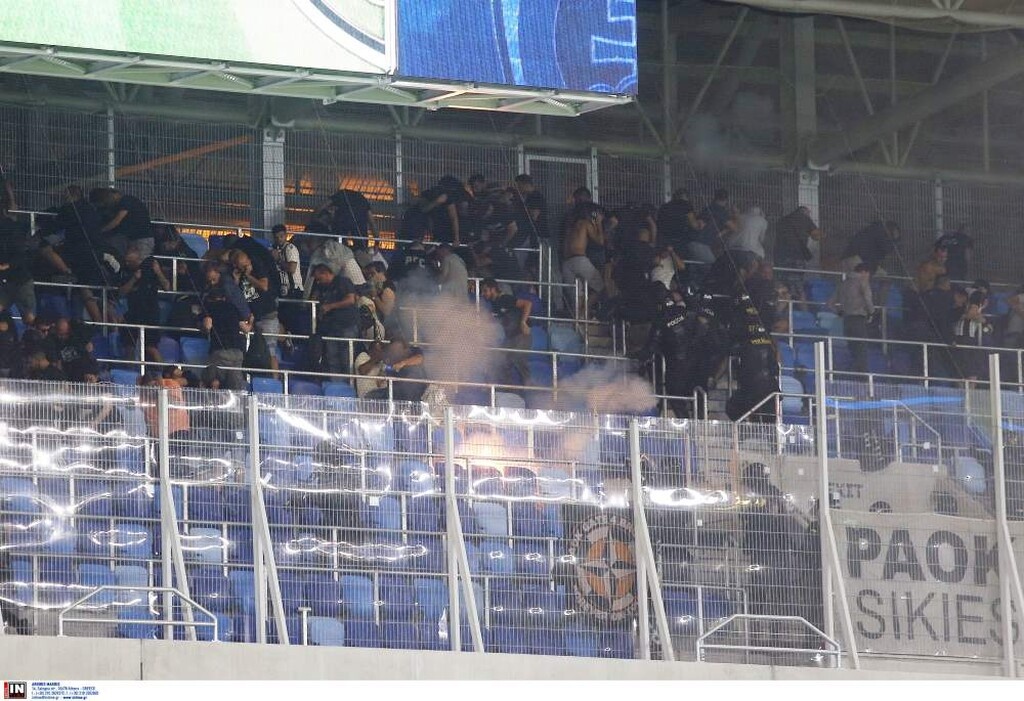 Ένταση και δακρυγόνα στην εξέδρα των οπαδών του ΠΑΟΚ! (photos)