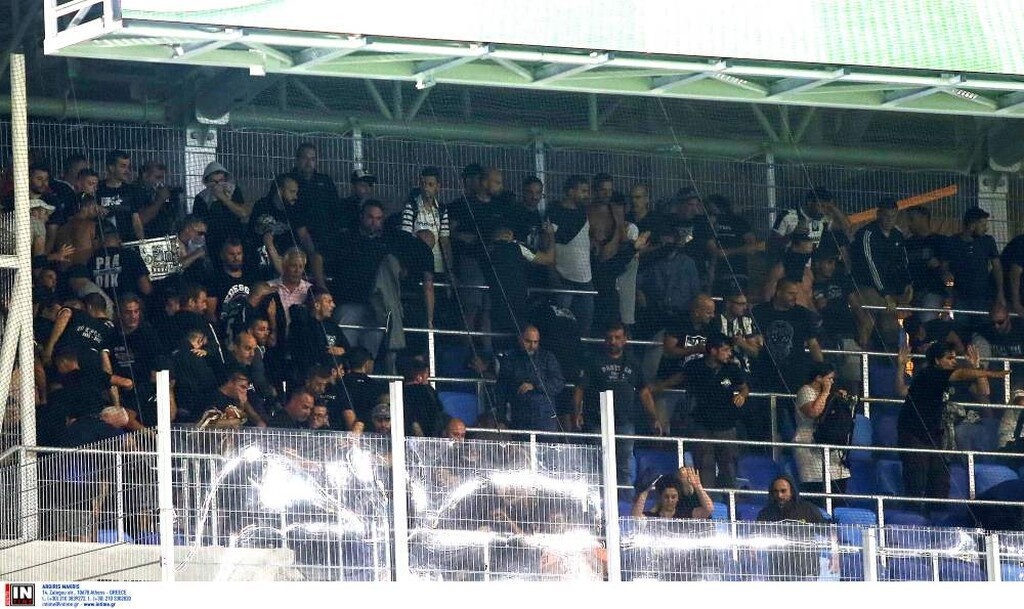 Ένταση και δακρυγόνα στην εξέδρα των οπαδών του ΠΑΟΚ! (photos)