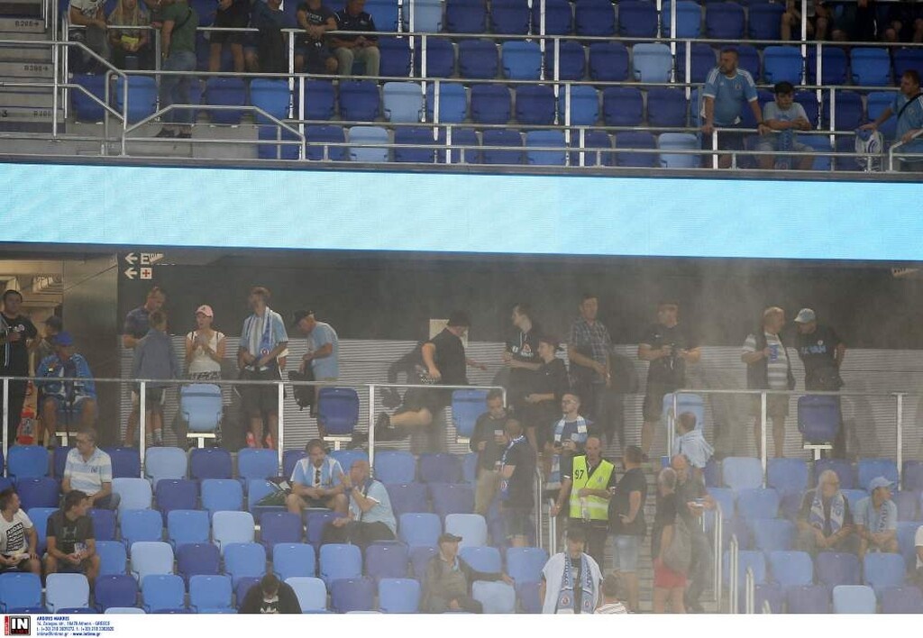 Ένταση και δακρυγόνα στην εξέδρα των οπαδών του ΠΑΟΚ! (photos)