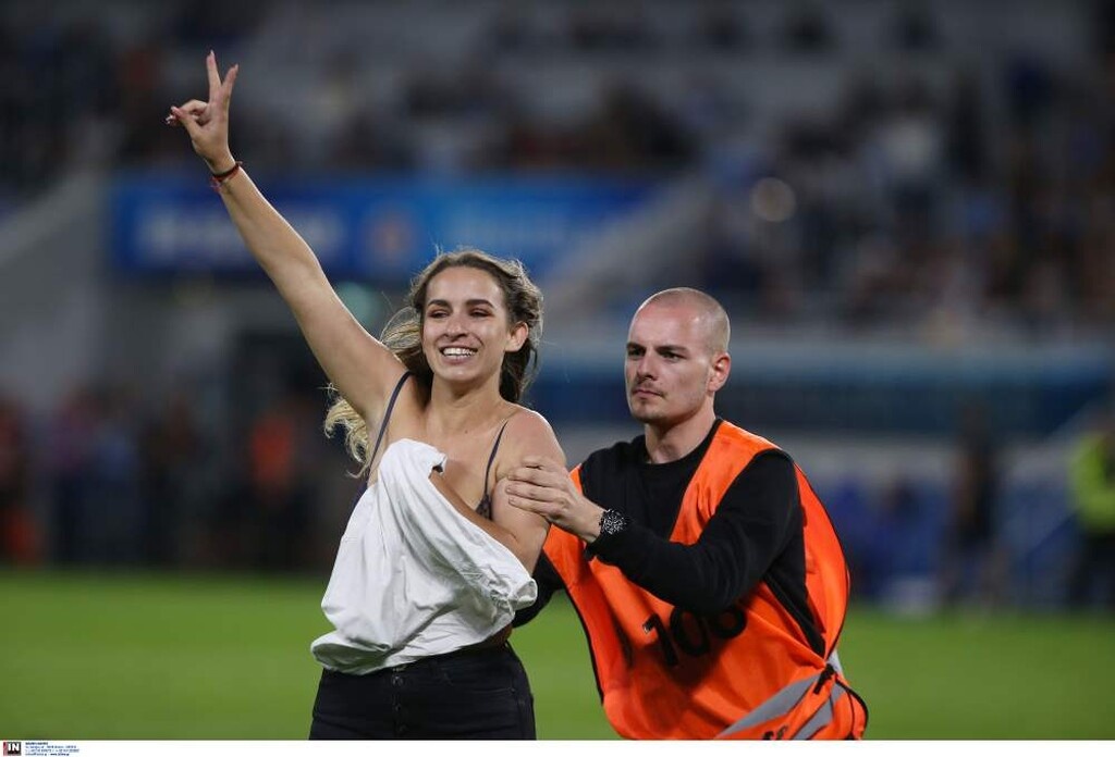 «Εισβολή» στο Σλόβαν-ΠΑΟΚ: Ξανθιά μπούκαρε και έμεινε με το σουτιέν! (photos)