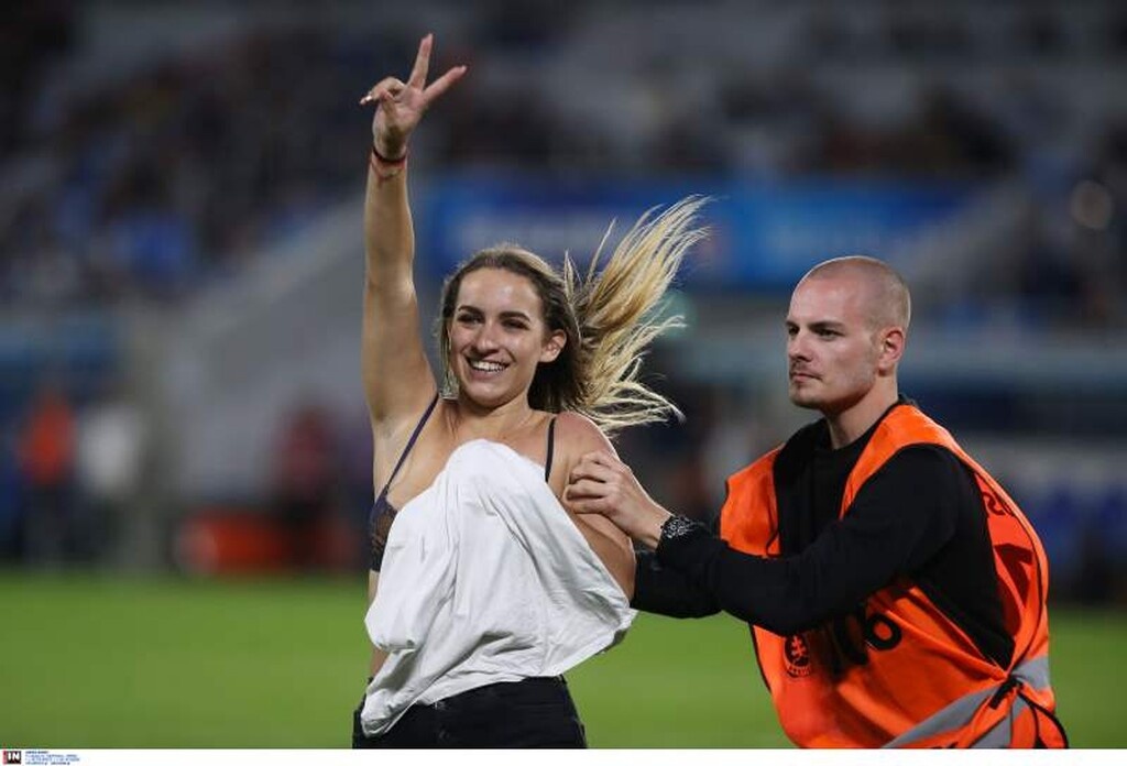 «Εισβολή» στο Σλόβαν-ΠΑΟΚ: Ξανθιά μπούκαρε και έμεινε με το σουτιέν! (photos)