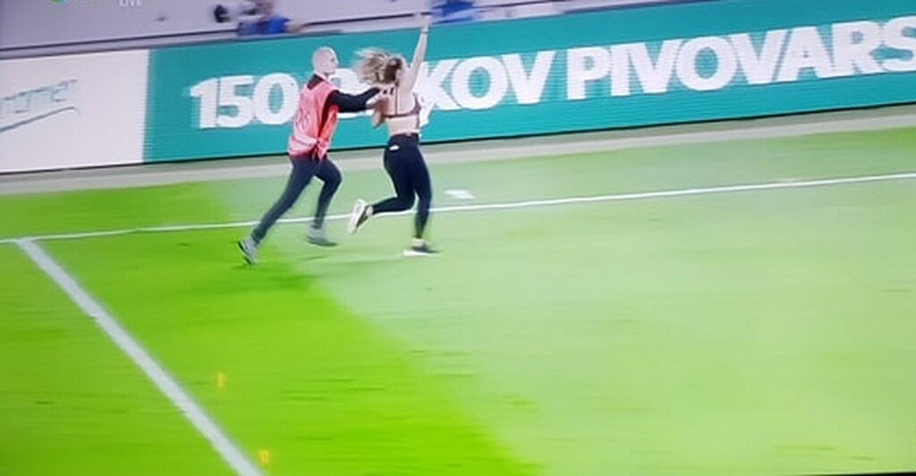 «Εισβολή» στο Σλόβαν-ΠΑΟΚ: Ξανθιά μπούκαρε και έμεινε με το σουτιέν! (photos)