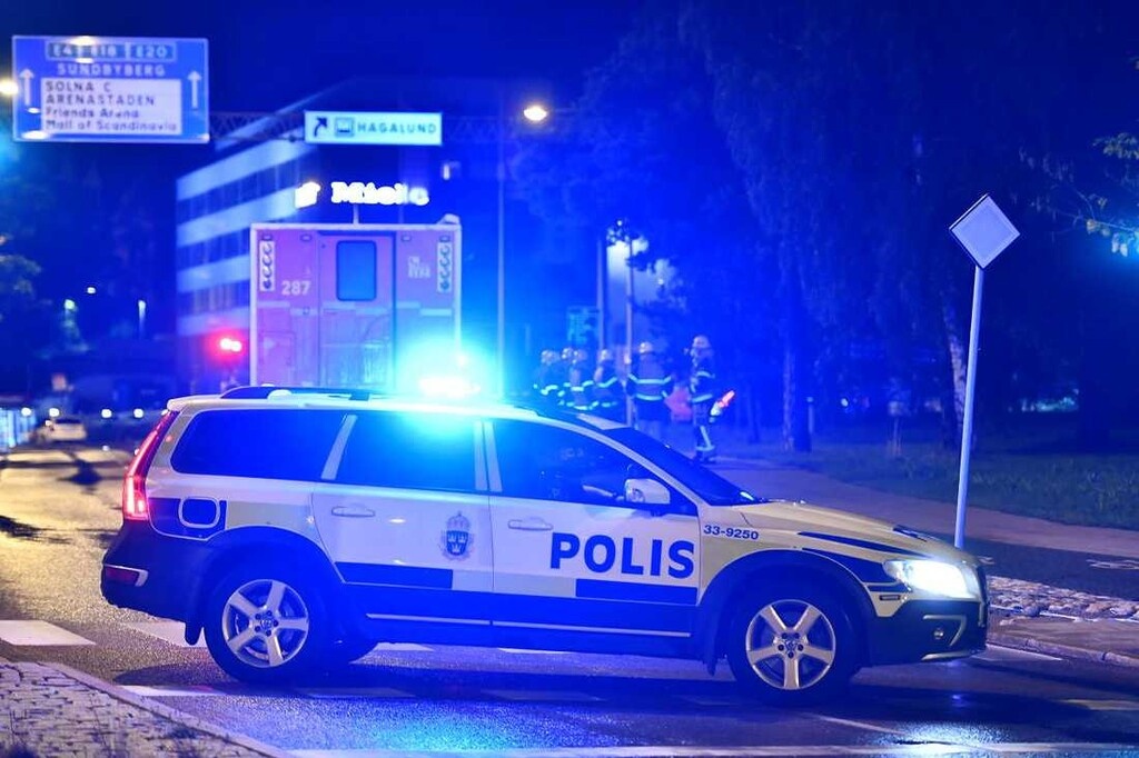 Η περιοχή όπου βρισκόταν το κατάστημα αποκλείστηκε από την αστυνομία.