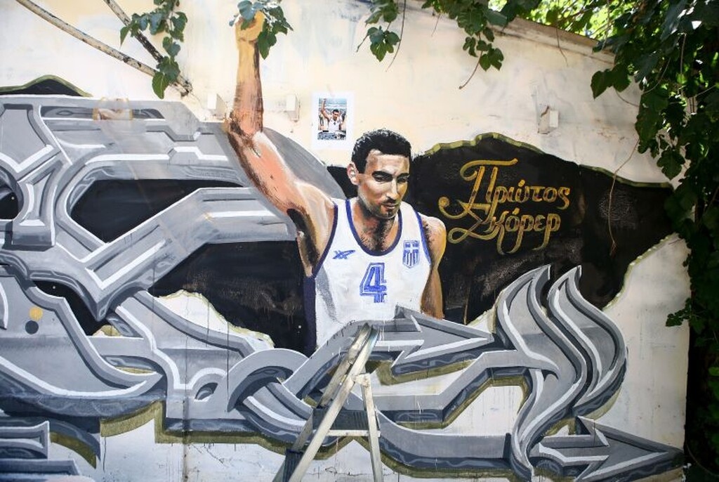 Καρέ – καρέ η… διόρθωση στο γκράφιτι του Νίκου Γκάλη (photos)