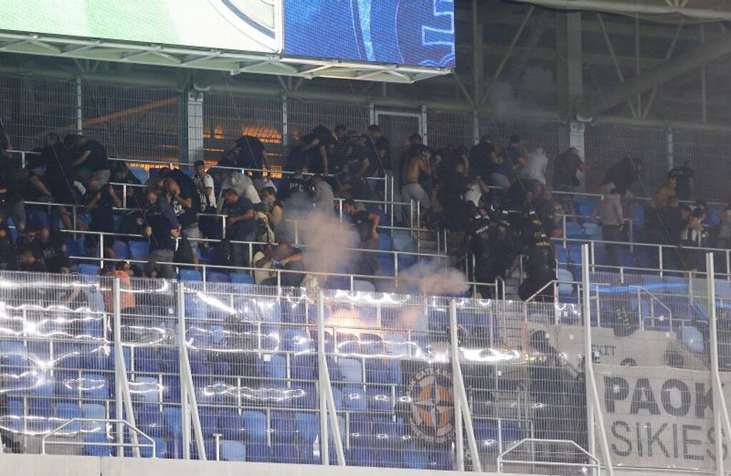 Οι οπαδοί του ΠΑΟΚ δέχθηκαν δακρυγόνα, ενώ υπήρξε καταγγελία για πλαστικές σφαίρες εναντίον τους.