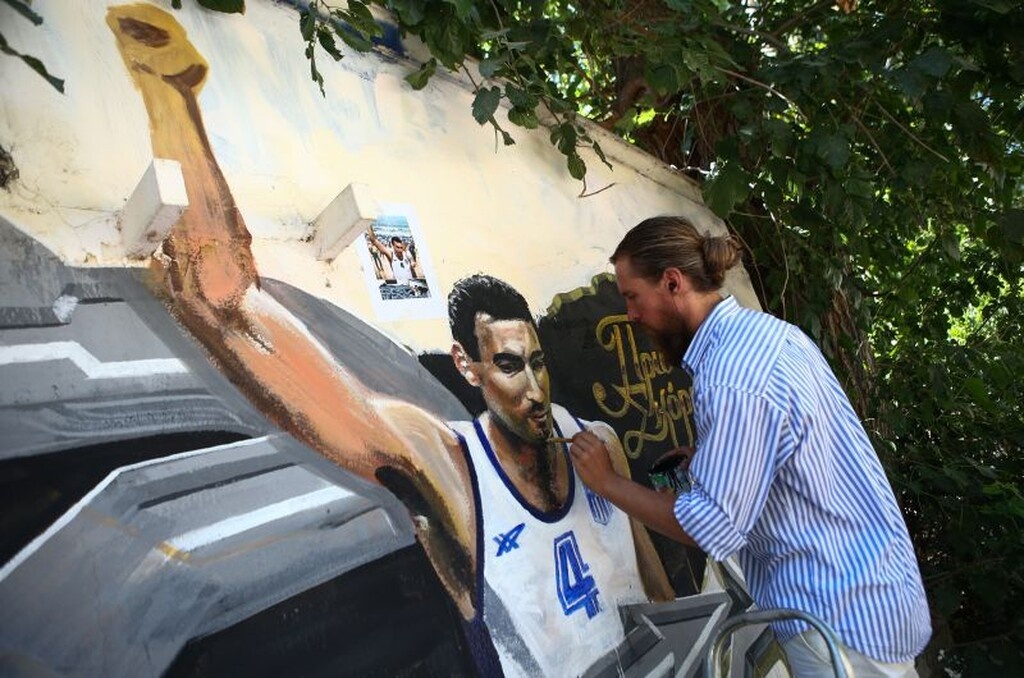 Καρέ – καρέ η… διόρθωση στο γκράφιτι του Νίκου Γκάλη (photos)