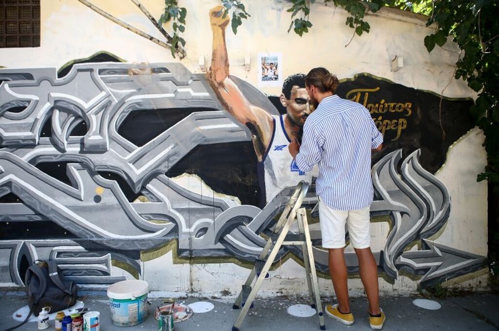 Καρέ – καρέ η… διόρθωση στο γκράφιτι του Νίκου Γκάλη (photos)