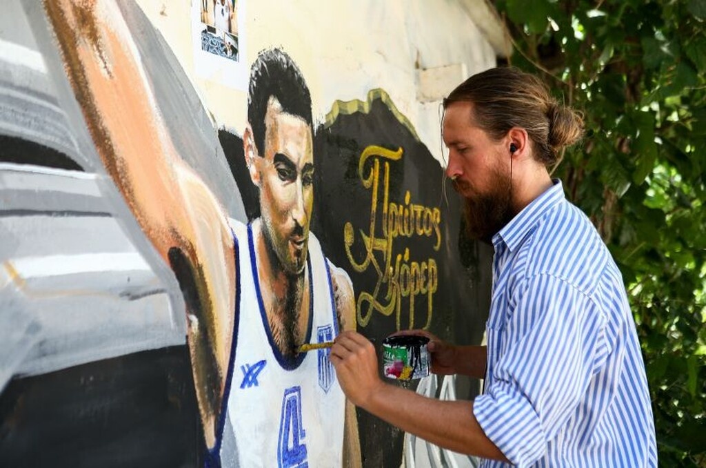 Καρέ – καρέ η… διόρθωση στο γκράφιτι του Νίκου Γκάλη (photos)