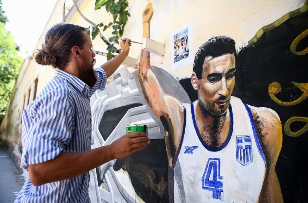 Καρέ – καρέ η… διόρθωση στο γκράφιτι του Νίκου Γκάλη (photos)