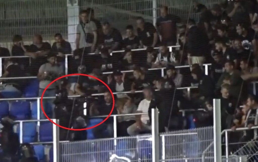 Στα στοπ-καρέ από το βίντεο που ακολουθεί, φαίνονται οι αστυνομικοί...