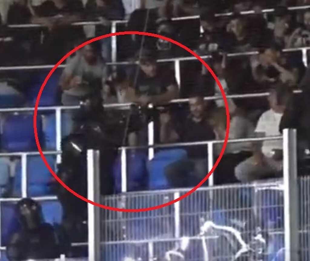 Σημαδεύουν με τα όπλα τον κόσμο του ΠΑΟΚ...