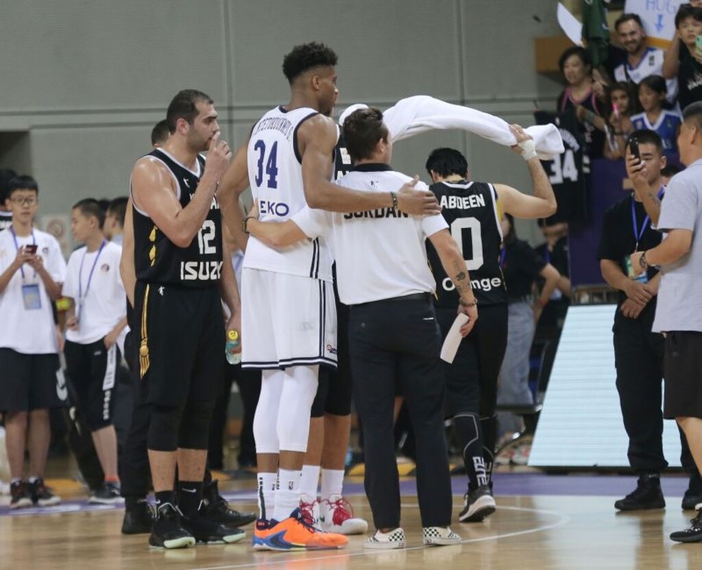 Απίστευτο: Παίκτες και προπονητές της Ιορδανίας πήραν αυτόγραφα από τον Γιάννη (photos)