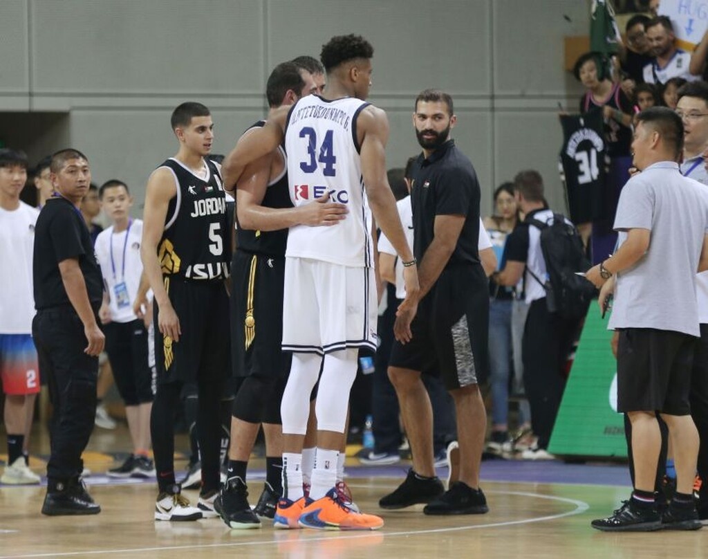 Απίστευτο: Παίκτες και προπονητές της Ιορδανίας πήραν αυτόγραφα από τον Γιάννη (photos)