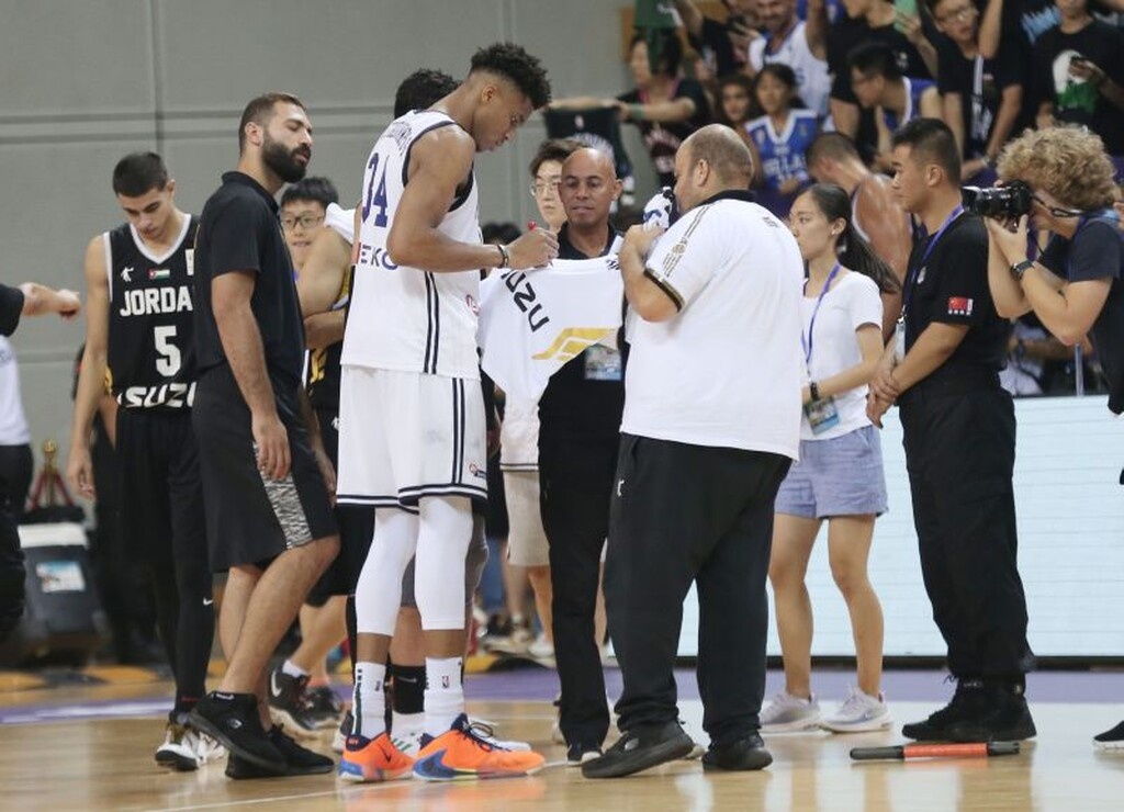 Απίστευτο: Παίκτες και προπονητές της Ιορδανίας πήραν αυτόγραφα από τον Γιάννη (photos)