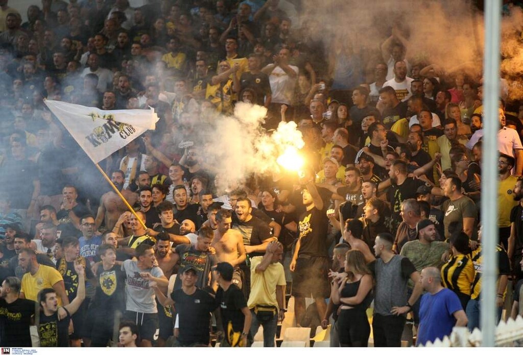 «Μπαρούτι» το ΟΑΚΑ: Αποβλήθηκε ο Ζεράλδες, συνθήματα για Λιβάγια και γιούχα στο ημίχρονο!