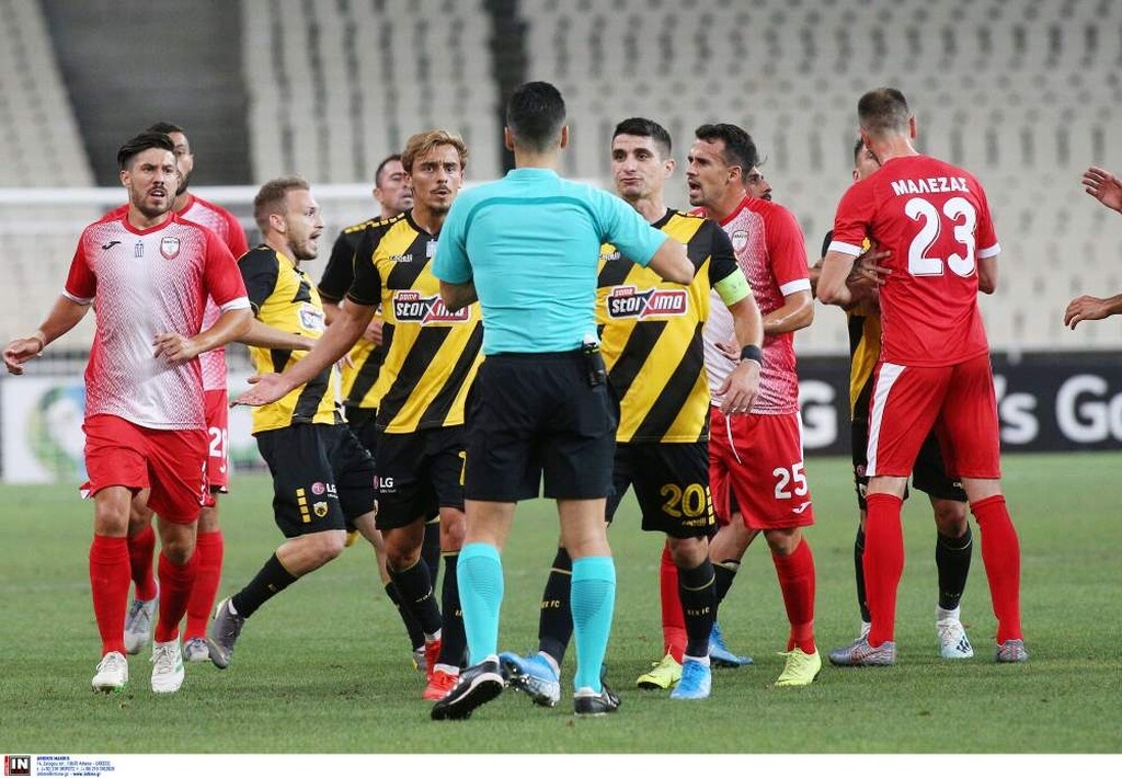 «Μπαρούτι» το ΟΑΚΑ: Αποβλήθηκε ο Ζεράλδες, συνθήματα για Λιβάγια και γιούχα στο ημίχρονο!